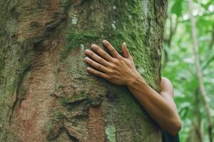 ai generativo avvicinamento donna mani abbracciare albero tronco foto