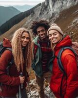 ai generativo gruppo di quattro escursionisti con zaini potabile caldo caffè su il superiore di il montagna contento amici escursioni a piedi nel natura insieme il trekking stile di vita e avventure concetto foto