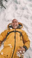 ai generativo contento caucasico uomo assunzione un' autoscatto escursioni a piedi un' montagna pieno di neve a inverno ritratto di un' sciatore a vacanza foto