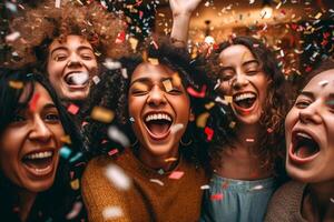 ai generativo contento gruppo di amici con viso maschera festeggiare nuovo 2021 anno coriandoli caduta nel il aria giovane persone con sparklers fabbricazione nuovo anno festa a casa messa a fuoco su sparklers foto