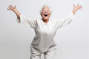 ai generativo gioioso anziano donna godendo la libertà in piedi con Aperto braccia e un' contento Sorridi guardare su in direzione il cielo persone e felicità concetto foto