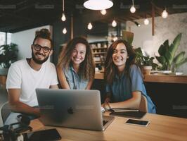 ai generativo Multi etnico collaboratori utilizzando tavoletta dispositivo su creativo ufficio Università studenti con il computer portatile mentre seduta a tavolo gruppo di giovane persone studia per scuola Incarico gioventù Tech st foto