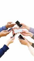 ai generativo multiculturale amici utilizzando smartphone gruppo di persone mani dipendente di mobile inteligente Telefono foto