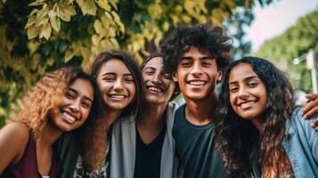 ai generativo multiculturale giovane persone sorridente a telecamera all'aperto contento amici avendo divertimento sospeso su insieme Università studenti in piedi nel Università città universitaria foto