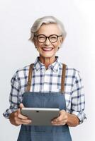 ai generativo più vecchio anziano donna capocuoco cucinando nel il cucina a casa lettura ricetta su un' tavoletta dispositivo foto