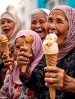 ai generativo tre maturo donne mangiare ghiaccio crema cono al di fuori più vecchio femmina amici avendo divertimento a piedi su città strada gioioso anziano stile di vita concetto foto