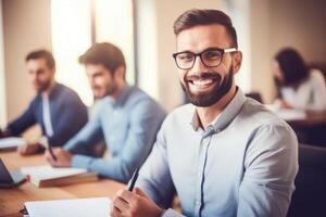 ai generato contento maschio alunno giovane uomo tipo a tavolo sedersi nel classe Università alto scuola Università aula durante lezione conferenza formazione scolastica studi studia apprendimento ascoltando insegnante professoressa adolescente foto