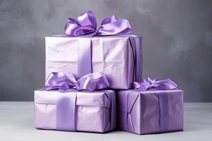 ai generato collezione molti Natale nuovo anno natale regali gruppo regalo scatole sorpresa colorato lusso arco viola nastro decorazione celebrazione tradizione vacanze compleanno anniversario grigio sfondo foto