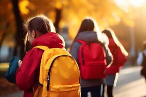 ai generato primo giorno elementare scuola gruppo poco bambini scolari allievi studenti insieme andando Università classe lezione studia imparare zaini indietro Visualizza. nuovo accademico semestre anno inizio primario foto