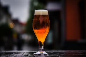 ai generato freddo fresco mestiere birra oktoberfest Monaco brillantezza delizioso sfuso schiuma boccale bicchiere fusto birra di legno tavolo bar pub. fabbrica di birra alcool non alcolico bevanda festa degustazione vacanza foto