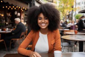 ai generato ritratto allegro gioioso giovane africano americano donna signora femmina ridendo largo sorridente salutare bianca denti seduta bar. ristorante al di fuori potabile caffè Data attività commerciale incontro negozio foto