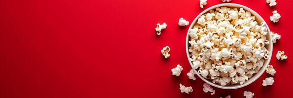 ai generato bandiera superiore Visualizza di bianca ciotola con Popcorn su rosso sfondo, ideale per cinema e merenda immagini. foto