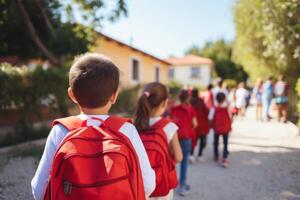 ai generato primo giorno elementare scuola gruppo poco bambini scolari allievi studenti insieme andando Università classe lezione studia imparare rosso zaini indietro Visualizza. nuovo accademico semestre anno inizio foto