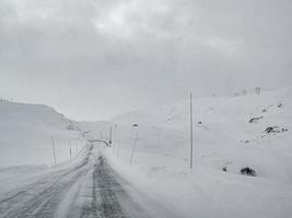 guidando attraverso la strada innevata e il paesaggio in norvegia. foto