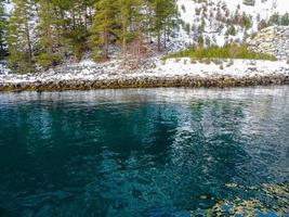 acque turchesi e paesaggio invernale a sognefjord in vestland, norvegia.
