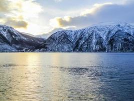 paesaggio invernale e alba del mattino a sognefjord in Norvegia. foto