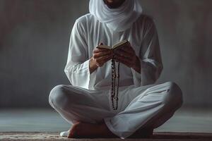 ai generato musulmano uomo preghiere con Corano con generativo ai foto