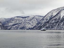 fjord1 fylkesbaatane traghetto da vangsnes a dragsvik fergeleie in norvegia. foto