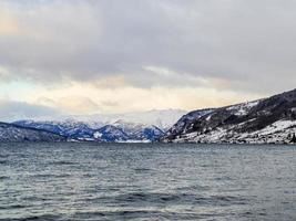 paesaggio invernale e ora mattutina a sognefjord in vestland, norvegia.