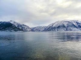 fjord1 fylkesbaatane traghetto da vangsnes a dragsvik fergeleie in norvegia. foto