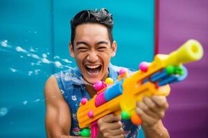 ai generato un' uomo giocando acqua pistola a Songkran giorno con generativo ai foto