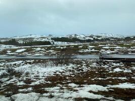 un' Visualizza di il Islanda campagna nel il inverno coperto con neve vicino il golfo cascata foto