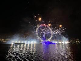 Londra nel il UK su 1 gennaio 2024. un' Visualizza di il nuovo anni vigilia fuochi d'artificio nel Londra foto