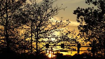 il bellissimo tramonto Visualizza con il colorato nuvole e cielo come sfondo foto