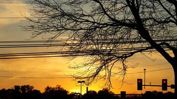 il bellissimo tramonto Visualizza con il colorato nuvole e cielo come sfondo foto