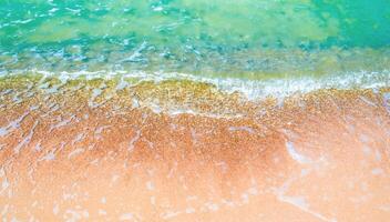 bolla di mare limpido onda sulla spiaggia foto