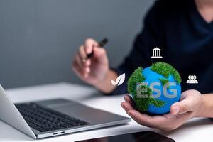 esg ambientale sociale governo, verde terra giorno, investimento globo sostenibile cooperazione natura eco rinnovabile protezione mondo attività commerciale tecnologia energia e produzione foto