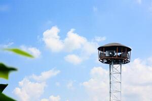 pubblico altoparlante Torre contro nuvoloso e blu cielo sfondo foto