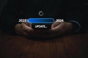 aggiornare progresso bar per 2024 uomo d'affari utilizzando mobile Telefono investimento e pianificazione marketing finanza e bersaglio crescita successo. foto