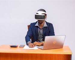 africano americano uomo utilizzando virtuale la realtà nel ufficio foto