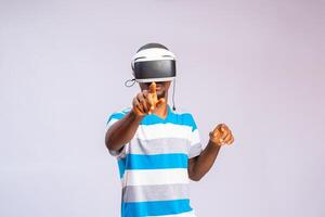 contento giovane uomo utilizzando virtuale la realtà bicchieri foto