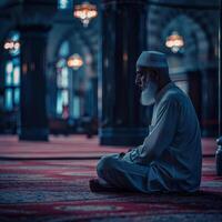 ai generato vecchio uomo musulmano su moschea a notte preghiere foto