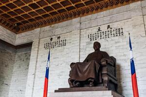 persone camminare vicino chiang kai-shek memoriale sala nel taipei, Taiwan - 9 dec 2024 foto