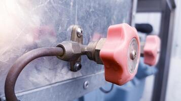 un' tagliare via valvola cancello ha aperto o chiuso a volontà manualmente per prevenire o regolazione flusso di un' liquido nel un' refrigerante tubo. foto