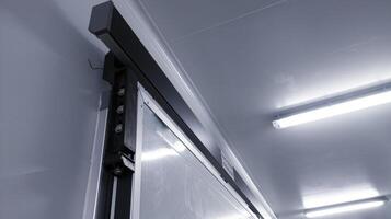 moderno interno scorrevole porta su il industriale camera corridoio. edificio fabbrica corridoio camera. foto