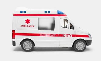giocattolo ambulanza su un' bianca sfondo. assistenza sanitaria concetto foto