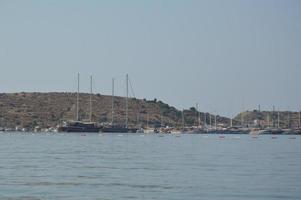 gumbet, turco - 02 luglio 2020 spiaggia e panorama della spiaggia a bodrum foto