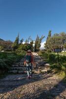 turista passeggiate attraverso il santo cimitero fatto nel onore di il vittime di un valanga nel il cittadina di yungay. foto