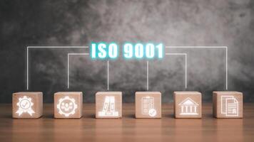 iso 9001 concetto, di legno bloccare su scrivania con iso 9001 icona su virtuale schermo. foto