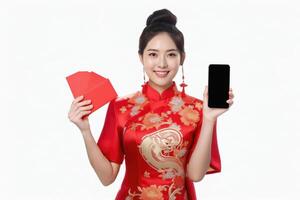 ai generato un' donna nel un' tradizionale Cinese vestito Tenere un' Telefono e un' rosso carta foto