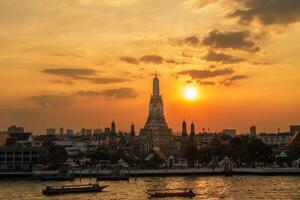 wat arun tempio nel tramonto, tempio di alba vicino chao Phraya fiume. punto di riferimento e popolare per turista attrazione e viaggio destinazione nel bangkok, Tailandia e sud-est Asia concetto foto