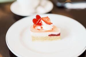 fatti in casa formaggio torta con fresco fragole e caldo tè tazza. dolce e bevanda per contento San Valentino giorno celebrazione foto