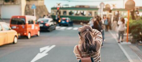 donna turista visitare nel Kamakura, Kanagawa, Giappone. contento viaggiatore giro turistico kamakurakokomae treno stazione. punto di riferimento e popolare per turisti attrazione vicino tokyo. viaggio e vacanza concetto foto