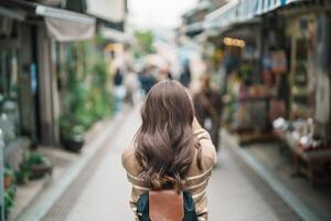 donna turista visitare nel enoshima isola, Fujisawa, Kanagawa, Giappone. contento viaggiatore giro turistico enoshima santuario. punto di riferimento e popolare per turisti attrazione vicino tokyo. viaggio e vacanza concetto foto