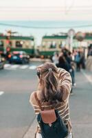 donna turista visitare nel Kamakura, Kanagawa, Giappone. contento viaggiatore giro turistico kamakurakokomae treno stazione. punto di riferimento e popolare per turisti attrazione vicino tokyo. viaggio e vacanza concetto foto