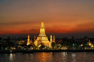 wat arun tempio nel tramonto, tempio di alba vicino chao Phraya fiume. punto di riferimento e popolare per turista attrazione e viaggio destinazione nel bangkok, Tailandia e sud-est Asia concetto foto